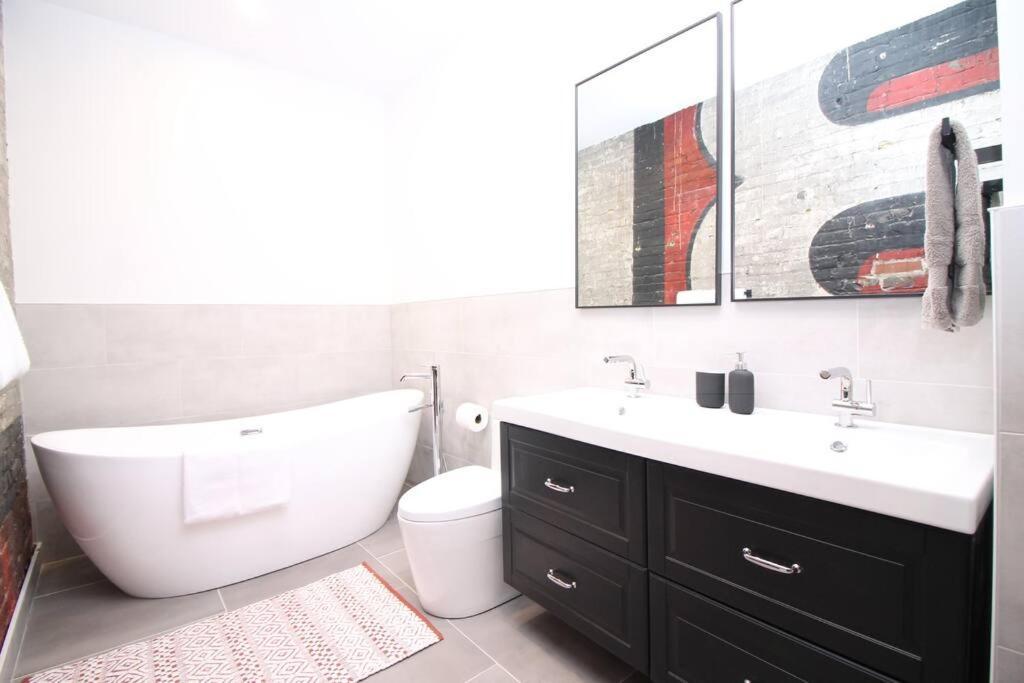 Charm & Luxury Vacation Headquarters To Downtown! Montreal
